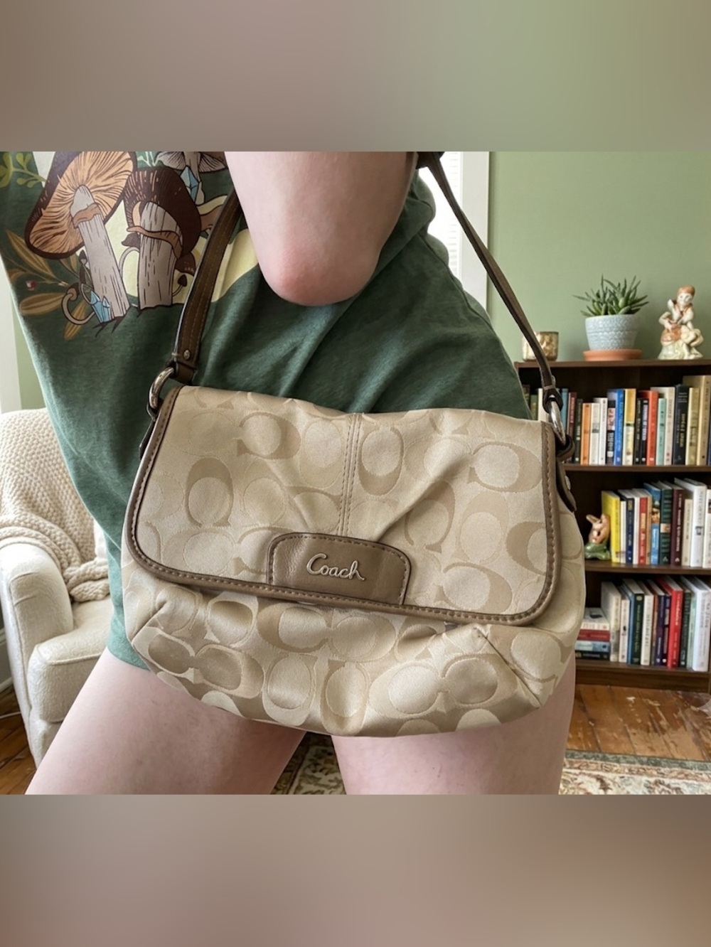 VNTG COACH- pearlescent Champagne  Pleated Demi/ Baguette (LIKE NEW!)
